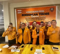 Ratna Ester Lumban Tobing saat konferensi pers Bimteknas Hanura di Pontianak.