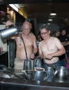 Rocky Gerung lepas baju saat meracik kopi bersama Koh Asiang di Warkop Asiang Pontianak.