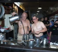 Rocky Gerung lepas baju saat meracik kopi bersama Koh Asiang di Warkop Asiang Pontianak.