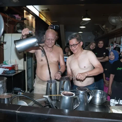 Rocky Gerung lepas baju saat meracik kopi bersama Koh Asiang di Warkop Asiang Pontianak.
