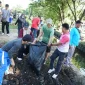 Aksi gotong royong serentak membersihkan lingkungan di enam kecamatan.
