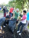Aksi gotong royong serentak membersihkan lingkungan di enam kecamatan.
