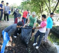 Aksi gotong royong serentak membersihkan lingkungan di enam kecamatan.