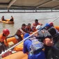Tim SAR mengevakuasi korban kebakaran kapal di Sungai Pawan Ketapang