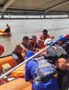 Tim SAR mengevakuasi korban kebakaran kapal di Sungai Pawan Ketapang