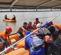 Tim SAR mengevakuasi korban kebakaran kapal di Sungai Pawan Ketapang