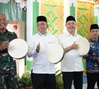 Sekretaris Daerah Kota Pontianak Amirullah menabuh rebana menandai dimulainya MTQ ke-34 Tingkat Kecamatan Pontianak Tenggara.