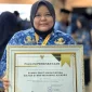 Direktur RSUD SSMA Kota Pontianak Eva Nurfarihah saat menerima piagam penghargaan dari Ombudsman RI.