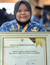 Direktur RSUD SSMA Kota Pontianak Eva Nurfarihah saat menerima piagam penghargaan dari Ombudsman RI.