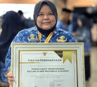 Direktur RSUD SSMA Kota Pontianak Eva Nurfarihah saat menerima piagam penghargaan dari Ombudsman RI.