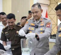 Kapolres Ketapang rilis pengungkapan 32 kasus narkoba dengan 53 tersangka.