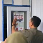 Tim Satgas Kawasan Tanpa Rokok (KTR) tengah menempelkan tanda larangan merokok sebagai implementasi Perda Nomor 4 Tahun 2025 tentang KTR.