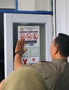 Tim Satgas Kawasan Tanpa Rokok (KTR) tengah menempelkan tanda larangan merokok sebagai implementasi Perda Nomor 4 Tahun 2025 tentang KTR.
