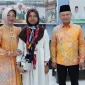Aila Afifah (13), jemaah calon haji termuda asal Pontianak berfoto bersama Wali Kota Pontianak Edi Rusdi Kamtono.