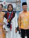 Aila Afifah (13), jemaah calon haji termuda asal Pontianak berfoto bersama Wali Kota Pontianak Edi Rusdi Kamtono.