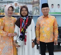 Aila Afifah (13), jemaah calon haji termuda asal Pontianak berfoto bersama Wali Kota Pontianak Edi Rusdi Kamtono.
