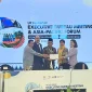 Penyerahan sertifikat keanggotan UCLG ASPAC kepada Pemerintah Kota Pontianak yang diterima Sekretaris Daerah Kota Pontianak Amirullah.