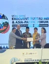 Penyerahan sertifikat keanggotan UCLG ASPAC kepada Pemerintah Kota Pontianak yang diterima Sekretaris Daerah Kota Pontianak Amirullah.