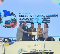 Penyerahan sertifikat keanggotan UCLG ASPAC kepada Pemerintah Kota Pontianak yang diterima Sekretaris Daerah Kota Pontianak Amirullah.