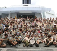 Peserta Kalimantan Tribute 2026 berfoto bersama di Tugu Khatulistiwa.