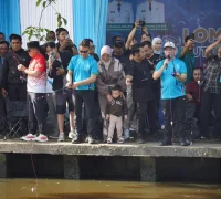 Wali Kota Pontianak Edi Rusdi Kamtono berbaur bersama peserta lomba mancing dalam rangka HUT Bank Kalbar ke-62.