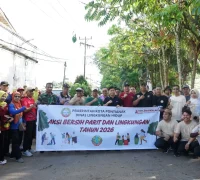 Dinas Lingkungan Hidup Kota Pontianak menggelar aksi bersih-bersih parit dan lingkungan di Pontianak Utara.