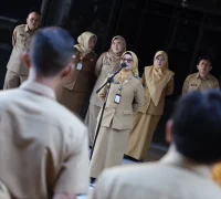 Inspektur Kota Pontianak Trisnawati memberikan arahan kepada ASN terkait tata kelola pemerintahan dan ketelitian administrasi OPD saat apel rutin di Kantor Wali Kota Pontianak.