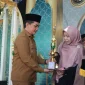 Wakil Wali Kota Pontianak Bahasan menyerahkan piala dan piagam penghargaan kepada salah satu pemenang MTQ XXXIV tingkat Kecamatan Pontianak Selatan di Halaman Kantor Camat Pontianak Selatan, Senin (11/5/2026).