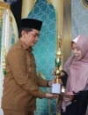 Wakil Wali Kota Pontianak Bahasan menyerahkan piala dan piagam penghargaan kepada salah satu pemenang MTQ XXXIV tingkat Kecamatan Pontianak Selatan di Halaman Kantor Camat Pontianak Selatan, Senin (11/5/2026).