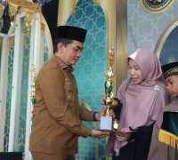 Wakil Wali Kota Pontianak Bahasan menyerahkan piala dan piagam penghargaan kepada salah satu pemenang MTQ XXXIV tingkat Kecamatan Pontianak Selatan di Halaman Kantor Camat Pontianak Selatan, Senin (11/5/2026).