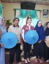 Selvi Ananda Gibran Rakabuming Raka bersama Ketua Dekranasda Pontianak Yanieta Arbiastutie dan Ketua Dekranasda Kalbar Erlina berbincang dengan Siti Jubaidah, salah satu pengrajin caping di rumahnya di Kampung Caping, Kelurahan Bansir Laut, Pontianak Tenggara, Selasa (12/5/2026).