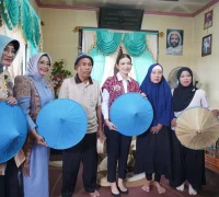 Selvi Ananda Gibran Rakabuming Raka bersama Ketua Dekranasda Pontianak Yanieta Arbiastutie dan Ketua Dekranasda Kalbar Erlina berbincang dengan Siti Jubaidah, salah satu pengrajin caping di rumahnya di Kampung Caping, Kelurahan Bansir Laut, Pontianak Tenggara, Selasa (12/5/2026).