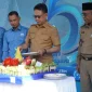 Wali Kota Pontianak Edi Rusdi Kamtono memotong tumpeng rasa syukur penanda 51 tahun Perumda Tirta Khatulistiwa di Halaman Kantor Perumda Tirta Khatulistiwa, Senin (18/5/2026) pagi.