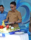 Wali Kota Pontianak Edi Rusdi Kamtono memotong tumpeng rasa syukur penanda 51 tahun Perumda Tirta Khatulistiwa di Halaman Kantor Perumda Tirta Khatulistiwa, Senin (18/5/2026) pagi.