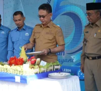 Wali Kota Pontianak Edi Rusdi Kamtono memotong tumpeng rasa syukur penanda 51 tahun Perumda Tirta Khatulistiwa di Halaman Kantor Perumda Tirta Khatulistiwa, Senin (18/5/2026) pagi.