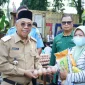 Sekretaris Daerah Kota Pontianak Amirullah menyerahkan paket sembako kepada pembeli pertama Operasi Pasar Jelang Iduladha di halaman Kantor Camat Pontianak Barat, Selasa (19/5/2026).