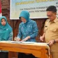 Wali Kota Pontianak Edi Rusdi Kamtono dan Ketua TP PKK Pontianak Yanieta Arbiastutie menandatangani Nota Kesepahaman Bersama untuk menunjang kolaborasi kedua belah pihak di Aula Rumah Dinas Wali Kota Pontianak, Selasa (19/5/2026) siang.