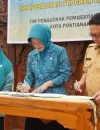 Wali Kota Pontianak Edi Rusdi Kamtono dan Ketua TP PKK Pontianak Yanieta Arbiastutie menandatangani Nota Kesepahaman Bersama untuk menunjang kolaborasi kedua belah pihak di Aula Rumah Dinas Wali Kota Pontianak, Selasa (19/5/2026) siang.