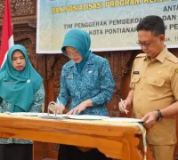 Wali Kota Pontianak Edi Rusdi Kamtono dan Ketua TP PKK Pontianak Yanieta Arbiastutie menandatangani Nota Kesepahaman Bersama untuk menunjang kolaborasi kedua belah pihak di Aula Rumah Dinas Wali Kota Pontianak, Selasa (19/5/2026) siang.