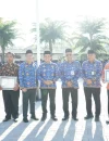 Foto bersama Wakil Wali Kota Pontianak Bahasan bersama perwakilan lima kampung iklim Pontianak yang mendapat penghargaan dari Kementerian Lingkungan Hidup usai Apel Hari Kebangkitan Nasional di Halaman Kantor Wali Kota Pontianak, Rabu (20/5/2026).