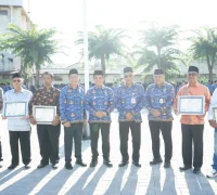Foto bersama Wakil Wali Kota Pontianak Bahasan bersama perwakilan lima kampung iklim Pontianak yang mendapat penghargaan dari Kementerian Lingkungan Hidup usai Apel Hari Kebangkitan Nasional di Halaman Kantor Wali Kota Pontianak, Rabu (20/5/2026).