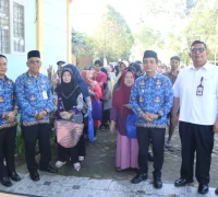 Wakil Wali Kota Pontianak Bahasan membuka Operasi Pasar Murah Jelang Iduladha di Halaman Kantor Camat Tenggara, Rabu (20/5/2026).