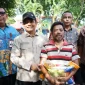 Wakil Wali Kota Pontianak Bahasan menyerahkan secara simbolis paket sembako pada Operasi Pasar Murah di Pontianak Utara.