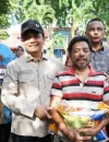 Wakil Wali Kota Pontianak Bahasan menyerahkan secara simbolis paket sembako pada Operasi Pasar Murah di Pontianak Utara.