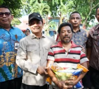 Wakil Wali Kota Pontianak Bahasan menyerahkan secara simbolis paket sembako pada Operasi Pasar Murah di Pontianak Utara.