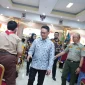 Wali Kota Pontianak Edi Rusdi Kamtono berjabat tangan dengan peserta Sosialisasi Bela Negara.