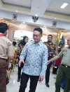 Wali Kota Pontianak Edi Rusdi Kamtono berjabat tangan dengan peserta Sosialisasi Bela Negara.