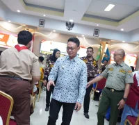 Wali Kota Pontianak Edi Rusdi Kamtono berjabat tangan dengan peserta Sosialisasi Bela Negara.