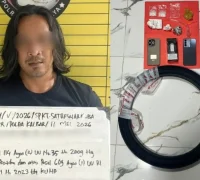 Petugas Satresnarkoba Polres Kubu Raya menunjukkan barang bukti sabu yang disembunyikan di dalam ban sepeda motor.