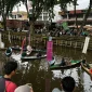 Penampilan Grup Tanjidor Sumber Rezeki di atas sampan saat Habe Fest 2026 di Sungai Jawi Pontianak.